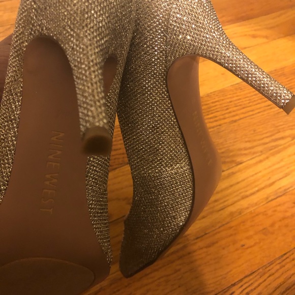 ‼️Sold‼️ Nine West Gold Heels - Picture 3 of 4